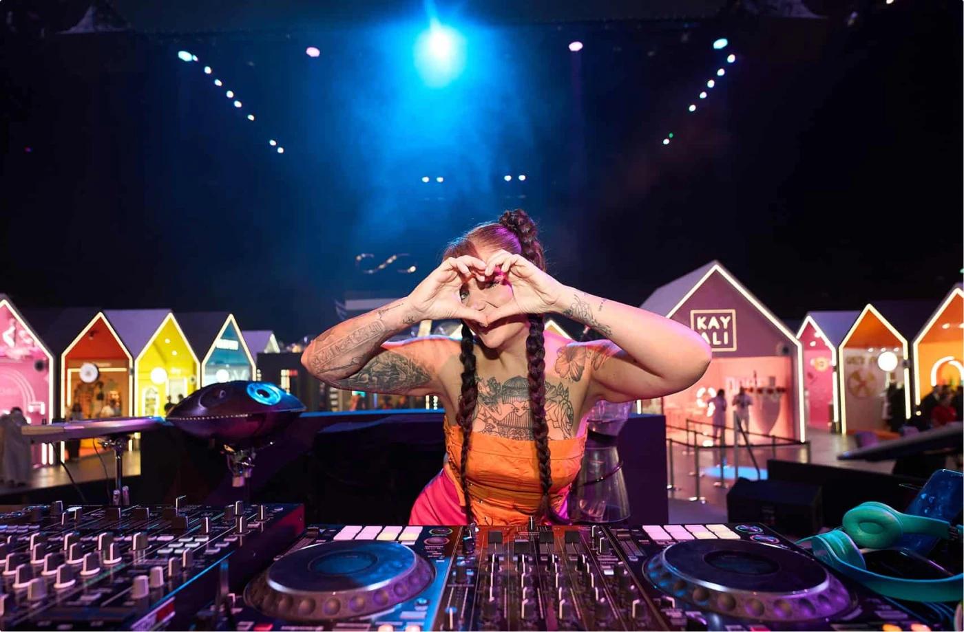 DJ heart hand